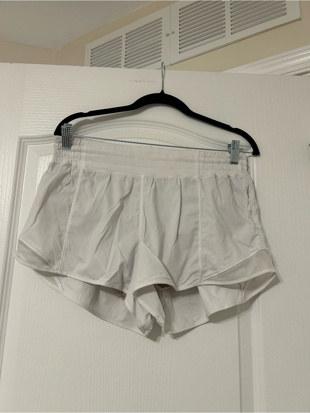 Lululemon Hotty Hot High rise 2.5” Lightweight White Women's Athletic Shorts
